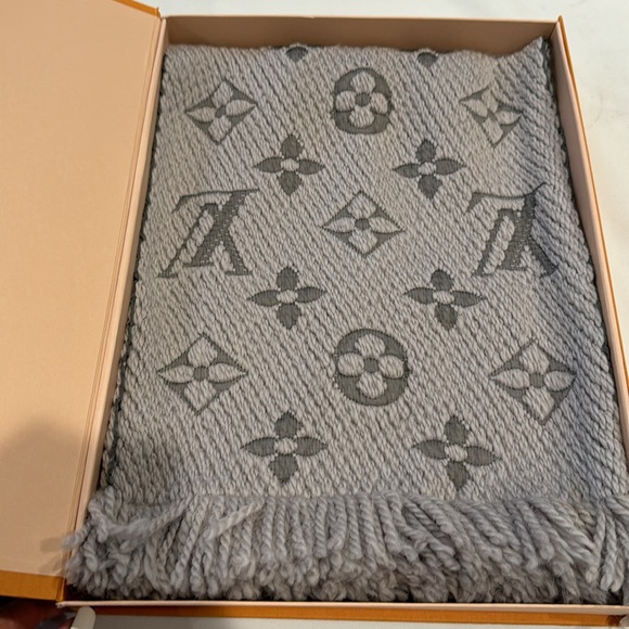 Authentic Louis Logomania wool scarf with box - Picture 2 of 11